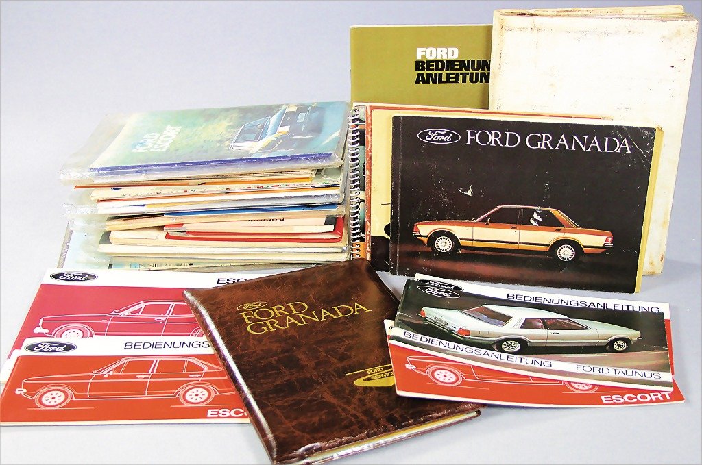 FORD mixed lot 33 pieces, '60s/'70s and '80s, operating: FORD mixed lot 33 pieces, '60s/'70s and '80s, operating instructions/customer service book/and folders, among them folder FORD Granada, instructions for use type Escort, Granada, Taunus, Taunus 17M, c