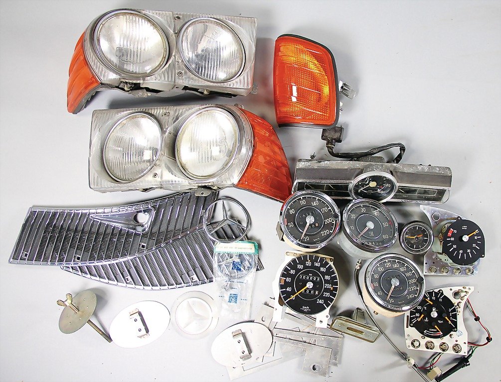 MERCEDES-BENZ mixed lot of replacement parts, among: MERCEDES-BENZ mixed lot of replacement parts, among them km-speedometer VDO, stamped 1978 up to 240 km p h, rev counter type 110, 3 x speaker grille type W123, VDO rev counter '70s, tank-temperature-c