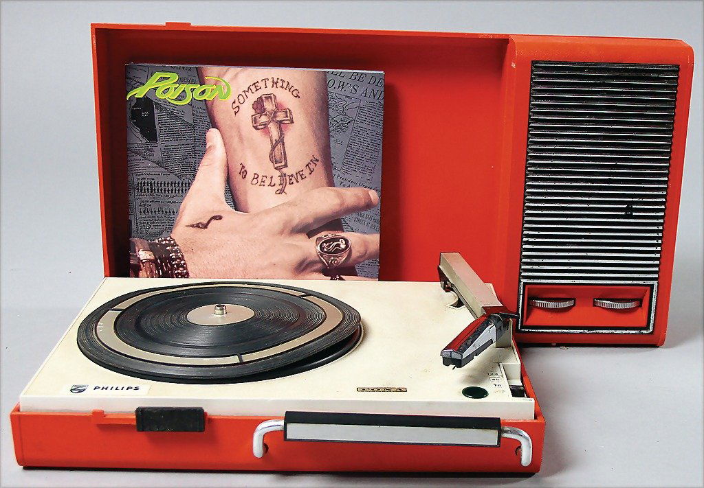 PHILIPS portable record player with battery-operated: PHILIPS portable record player with battery-operated FONA type 22 GF 110/33E German Description PHILIPS Batterie-Kofferplattenspieler FONA Typ 22 GF 110/33E