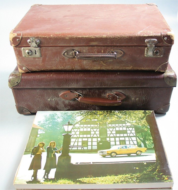 mixed lot, 60 parts, 2 suitcase from the '40s with: mixed lot, 60 parts, 2 suitcase from the '40s with mainly Mercedes promotional gifts, '70s till '90s, among them e.g. Mercedes-Benz pennant, sign 560 SL, badges, VHS-cassets, this mixed lot should be 