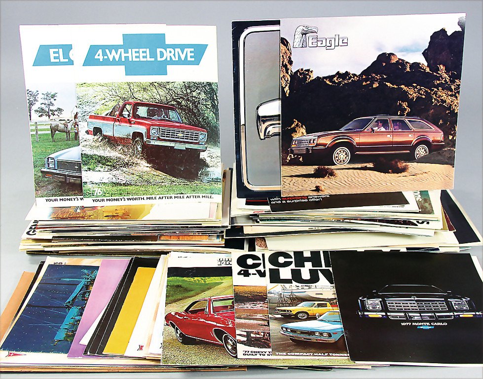 USA '70s/'80s, mainly from the '70s, mixed lot of 238: USA '70s/'80s, mainly from the '70s, mixed lot of 238 pieces, sale documents, sales brochure/folders and also sales catalogs, one page flyers, etc., among them Pontiac types Grand Prix, Bonneville, sa