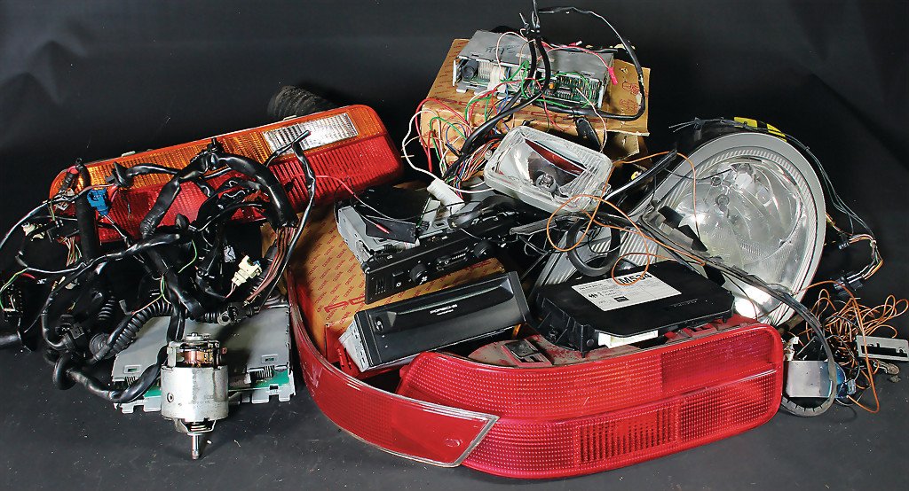 PORSCHE mixed lot of replacement parts c. 30 pieces for (1 of 1)