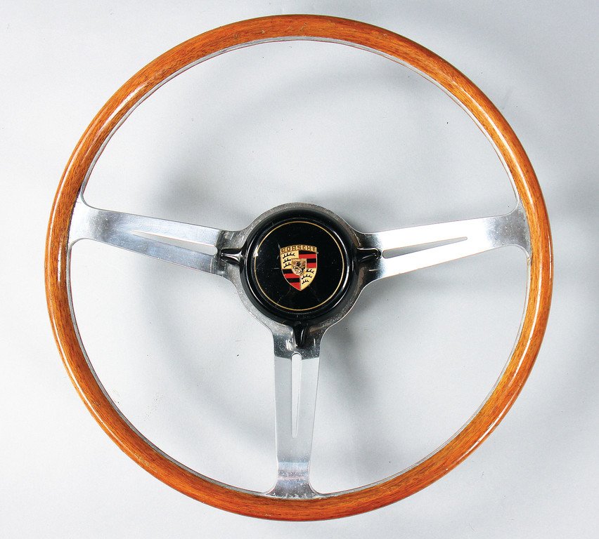 PORSCHE/LES LESTON wood steering wheel for type 904,: PORSCHE/LES LESTON wood steering wheel for type 904, with a diameter of c. 42 cm, with horn button, very rare German Description PORSCHE/LES LESTON Holzlenkrad für Typ 904, Durchmesser ca. 42 cm, mit