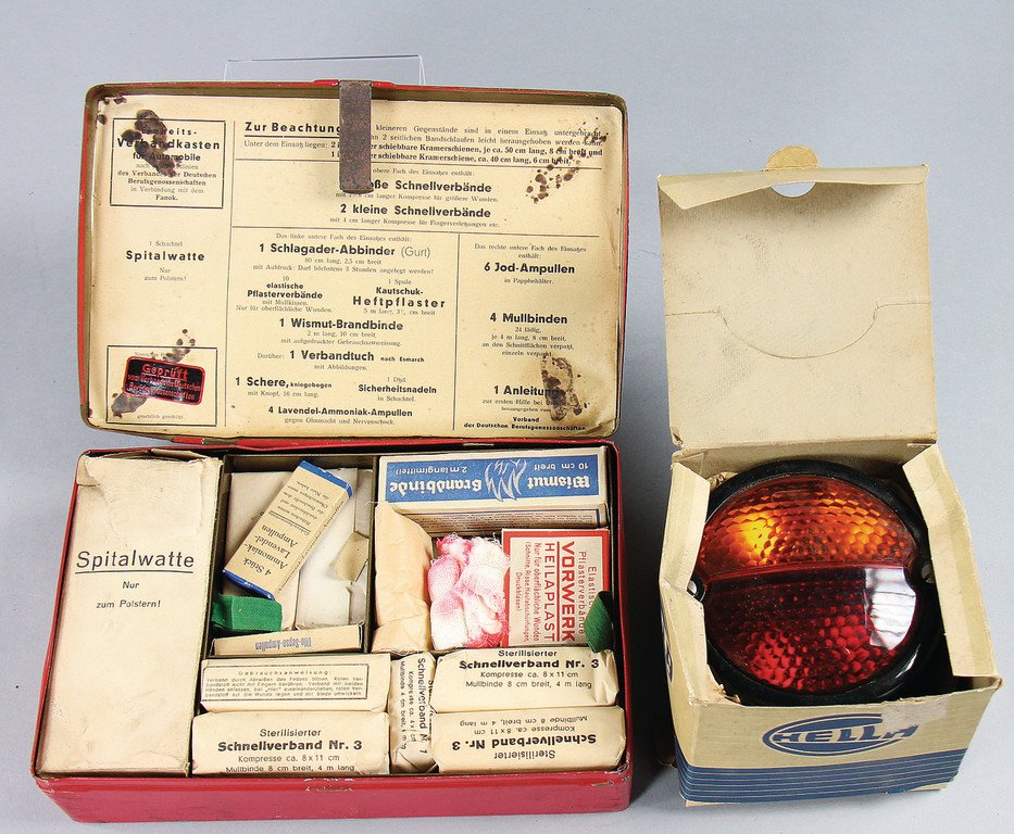 mixed lot of 2 pieces, No. 1: Hella tractor light: mixed lot of 2 pieces, No. 1: Hella tractor light K13396, No. 2: Auto first aid kit first help, probably from the '60s German Description Konv. 2tlg., Nr. 1: Hella Traktorenleuchte K13396, Nr. 2: Auto