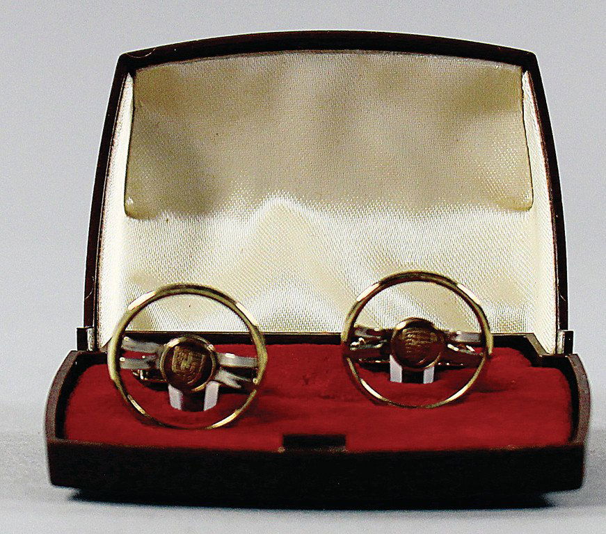 PORSCHE Cuffs buttons shaped like the 1st 911 steering (1 of 2)
