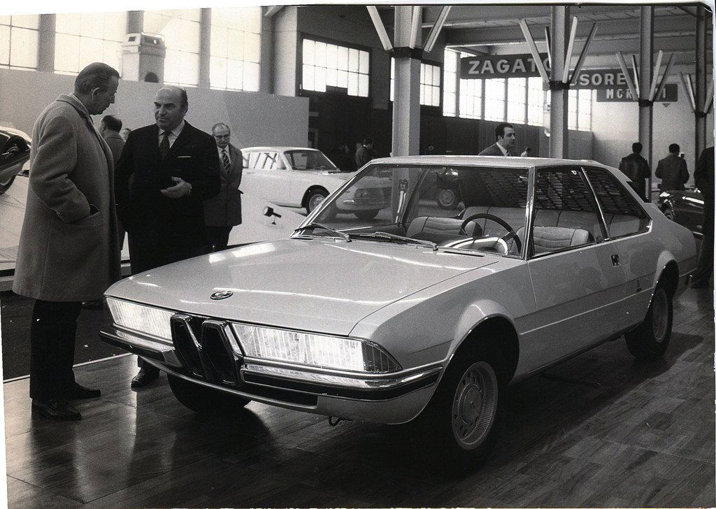 BERTONE/BMW Mixed lot of 2 B/W photos, 1 company photo (1 of 2)