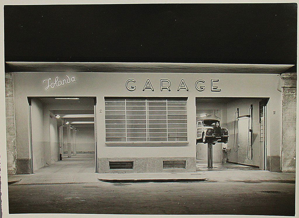 Large-format B/W photo, Italy, '50s, photo of a: Large-format B/W photo, Italy, '50s, photo of a workshop (Garage Iolanda), with a Fiat 500 C in a hydraulic lift, 18x24 cm, beautiful photo German Description Großformatige schwarz-weiß Aufnahme, It
