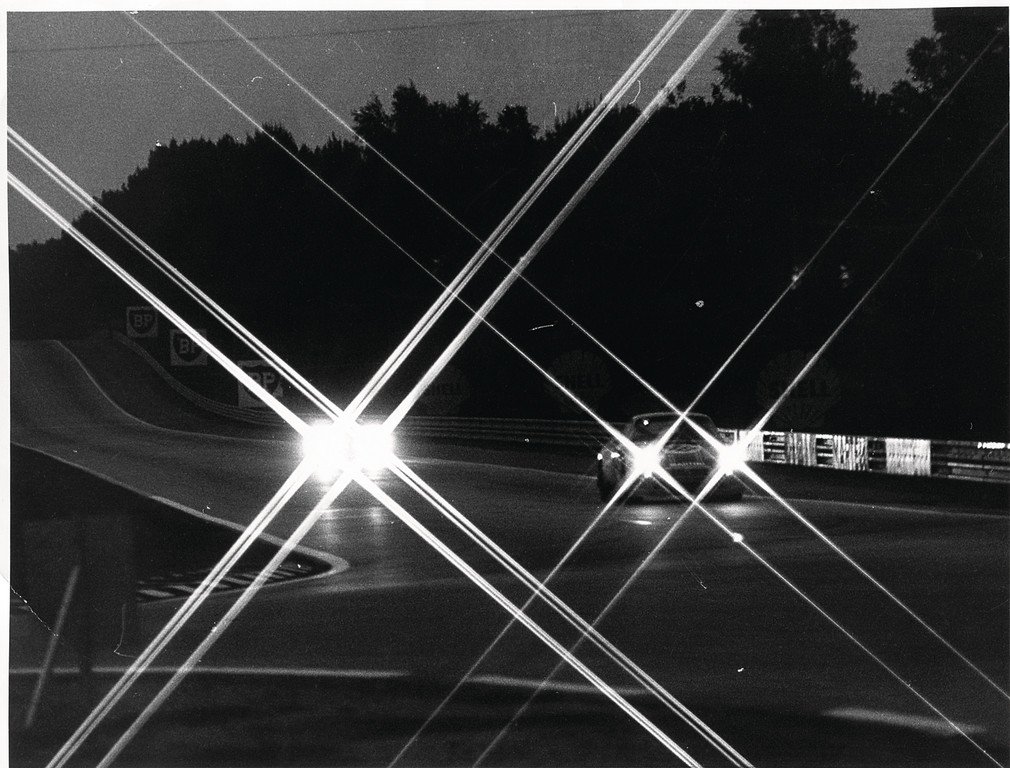 LE MANS Original B/W photo night shot probably from the: LE MANS Original B/W photo night shot probably from the early '70s Mulsanne, unusual photo, 17x21cm German Description LE MANS orig. s/w Aufnahme Nachtaufnahme wohl Anfang 70er Jahr Mulsanne, ausgefal
