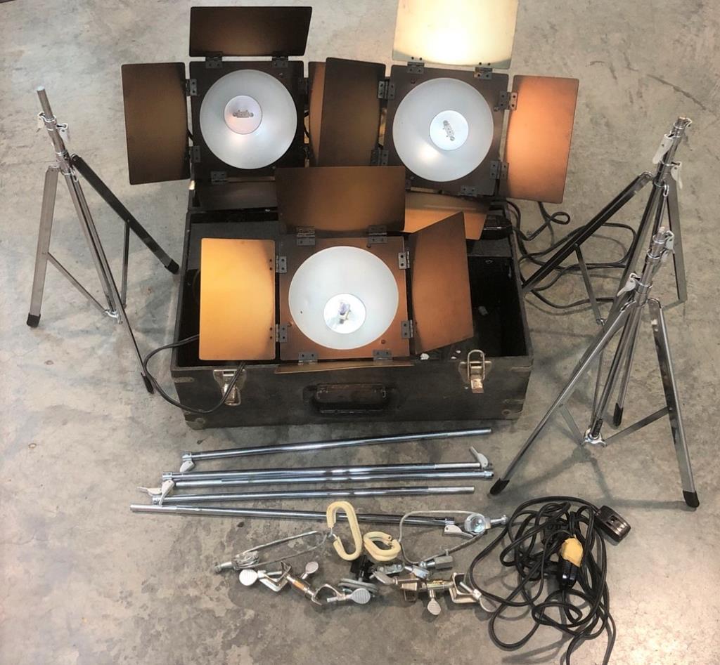 (3) Vtg Acme-lite Photography Lights With Tripods: In Case-all Work (2) Need Bulbs