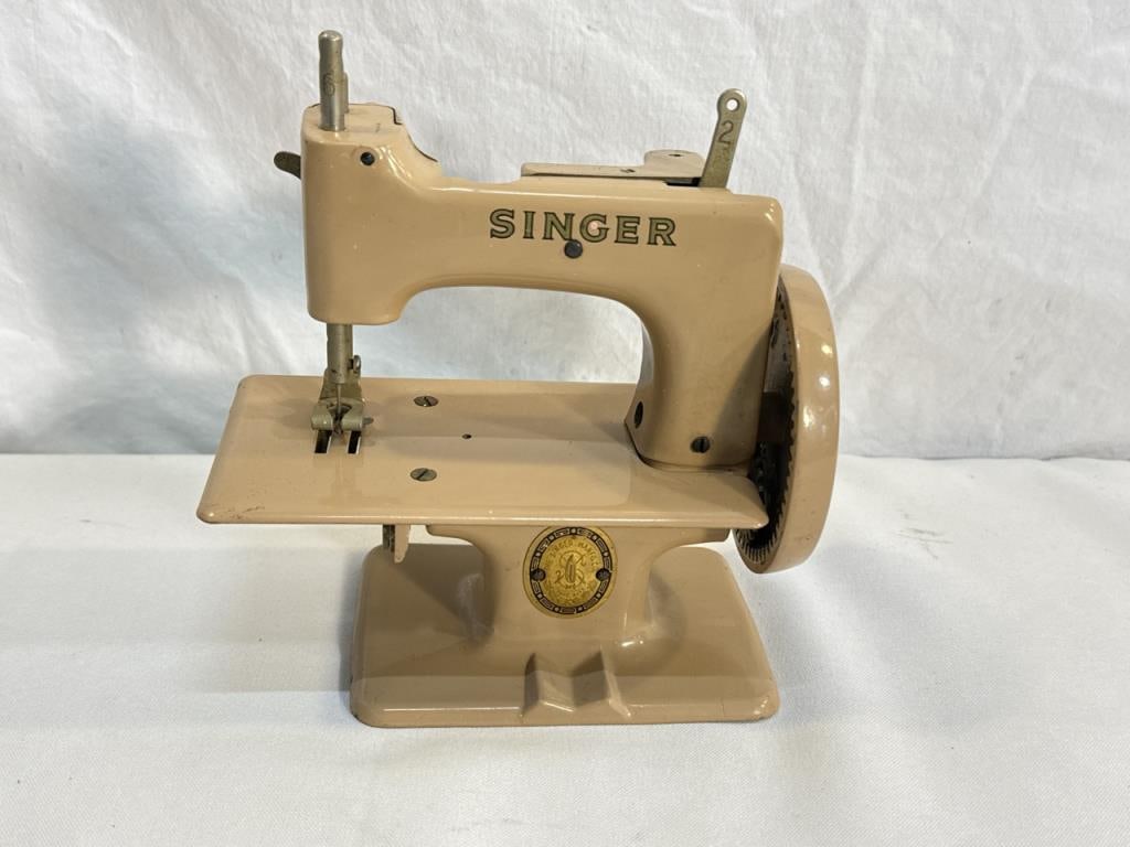 Singer Sewhandy Sewing Machine (1 of 5)