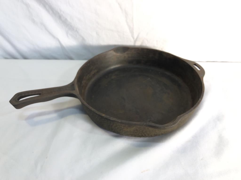 Griswold No. 8 Frying Pan (1 of 6)