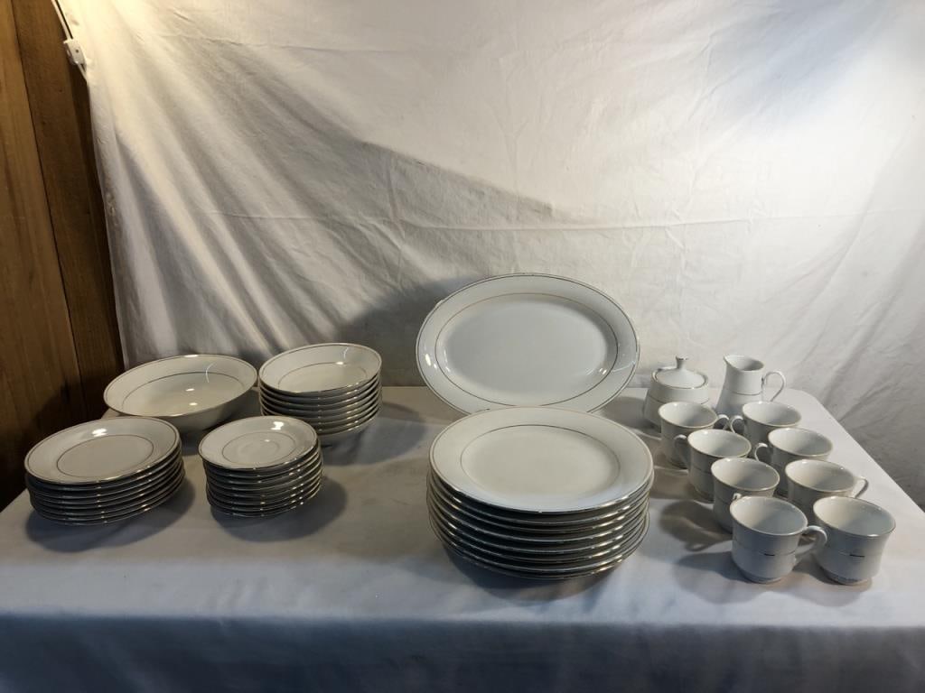 Fairfield Classic Gold Fine China Service For 8 (1 of 6)
