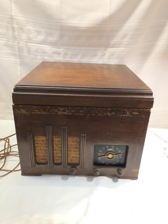 Zenith Model 5R686 Radio/Phonograph (1 of 10)