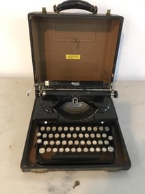 Vtg Royal Typewriter