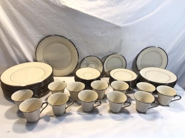 Vtg Lenox Solitaire Serving for 12