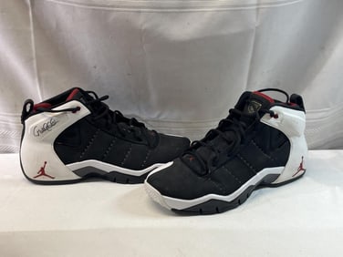 Derek Jeter Signed Pair of Jordan Jumpman Jeter V