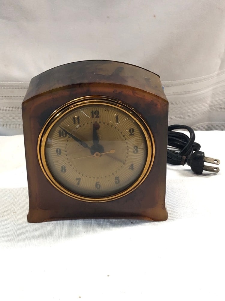 Vtg. General Electric Clock Butterscotch Bakelite (1 of 5)