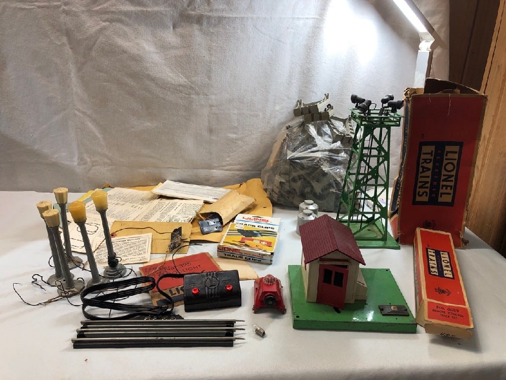 Vtg. Lionel Accessories (1 of 8)