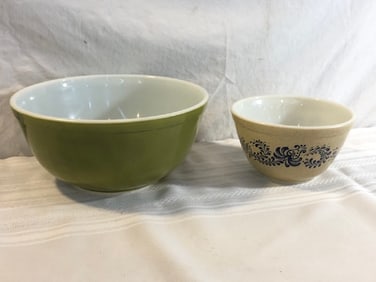 2 Vintage Pyrex bowls