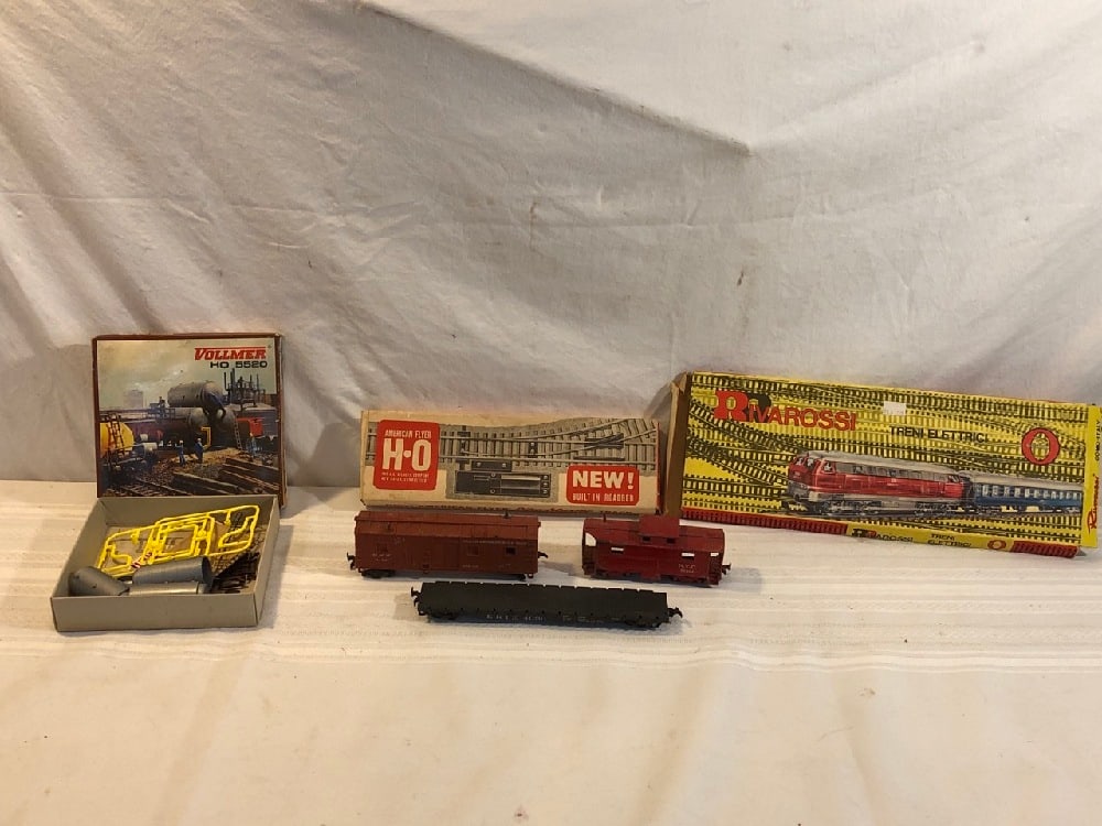 Vtg. Railroad Cars, Tracks and accessories: Vtg. Railroad Cars, Tracks and Accessories - Rivarossi Italy Track, American Flyer H•O• and Vollmer 5520