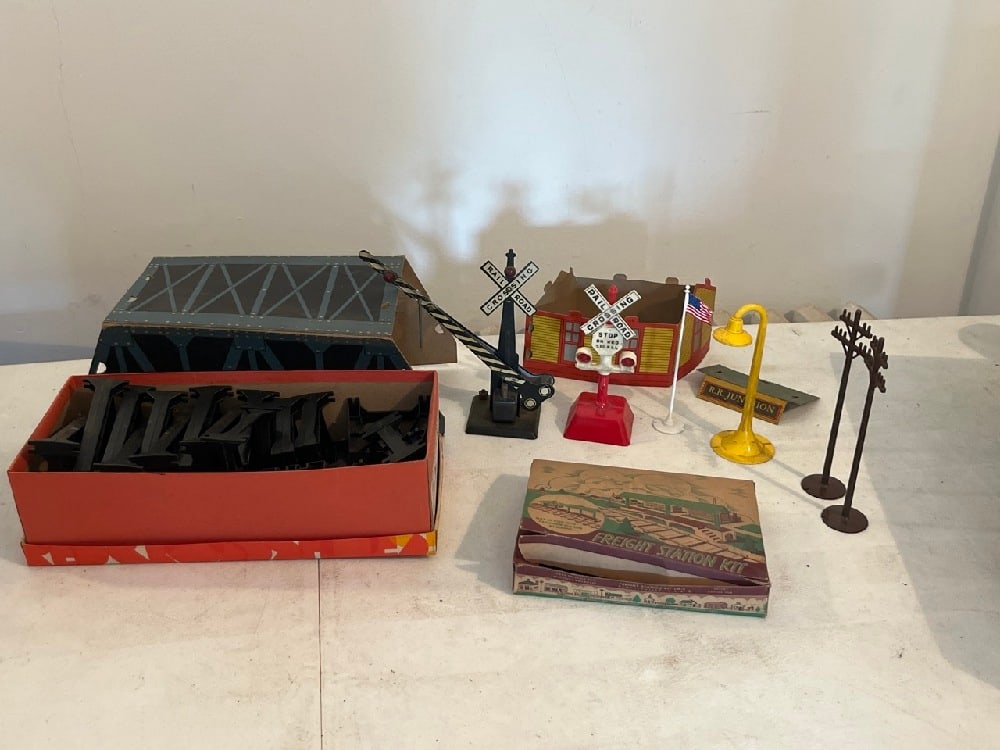 Vtg. Train Accessories (1 of 5)