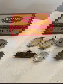 Vtg Cigar Box W /Vtg Collectables