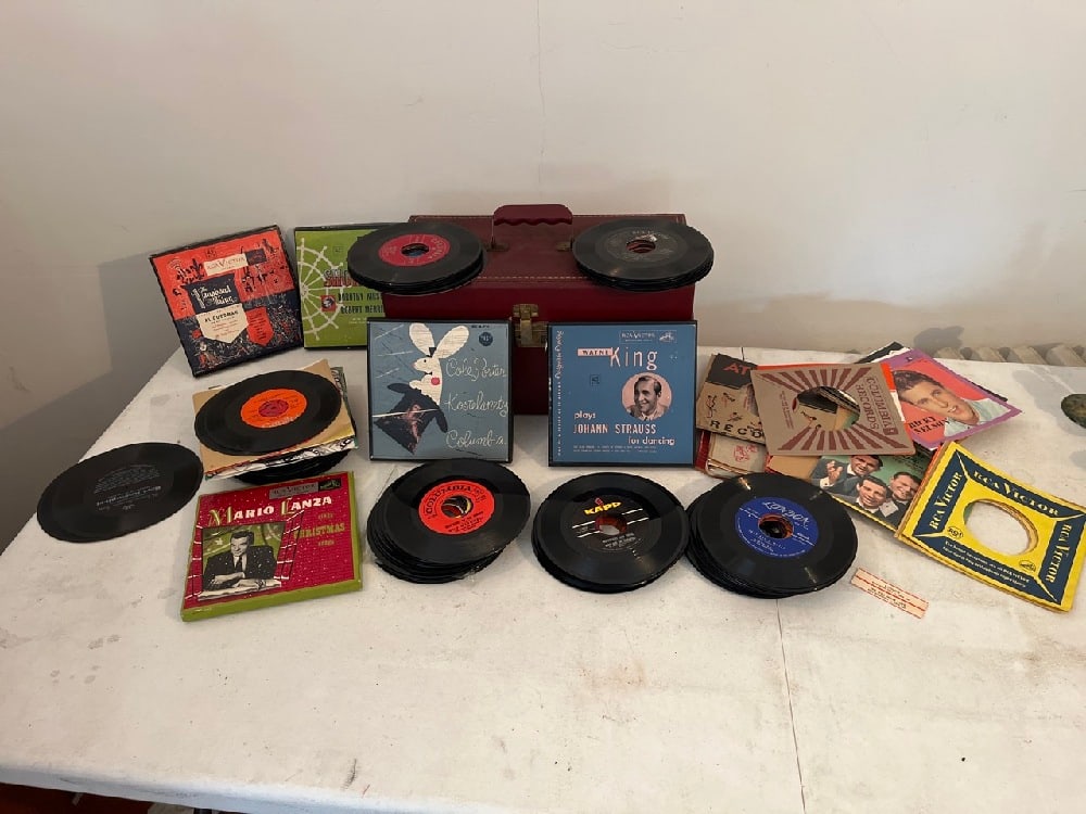 Vtg 45 Records in Vtg Case (1 of 20)