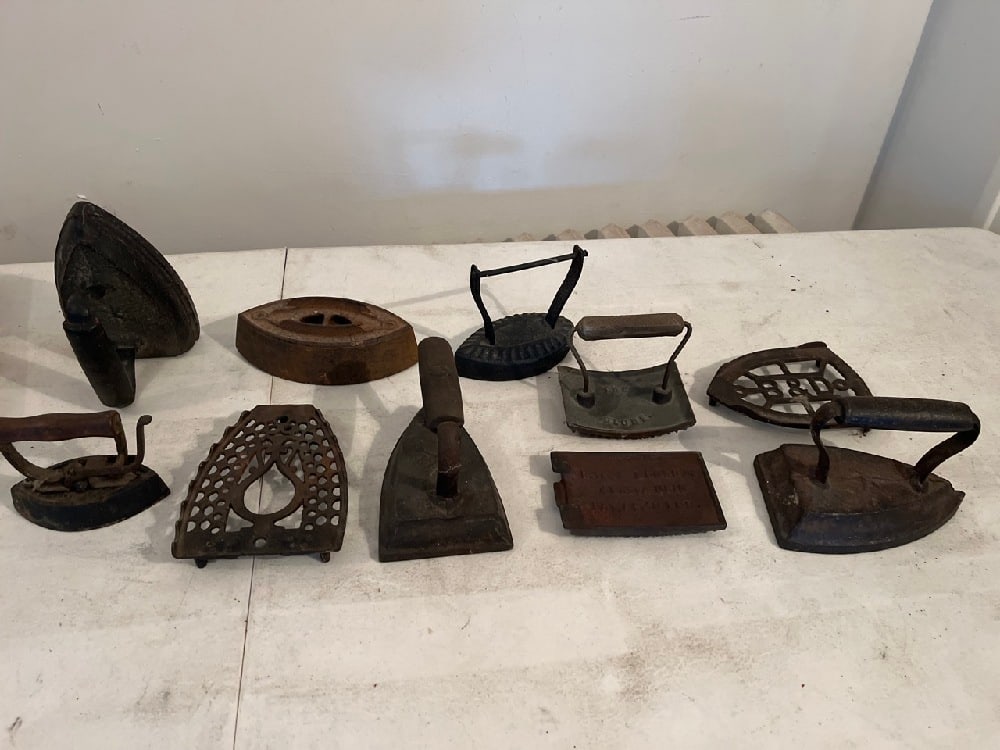 Vtg Cast Iron Sad Irons & Pleater: Vtg Cast Iron Sad Irons & The Globe Pleater & (2) Iron Trivets