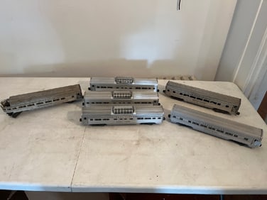 Vtg Lionel Silver Train Cars