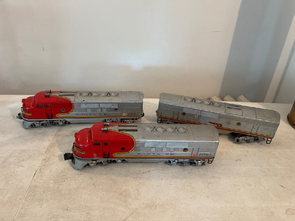 Vtg Lionel Santa Fe Locomotives & Car (1 of 8)