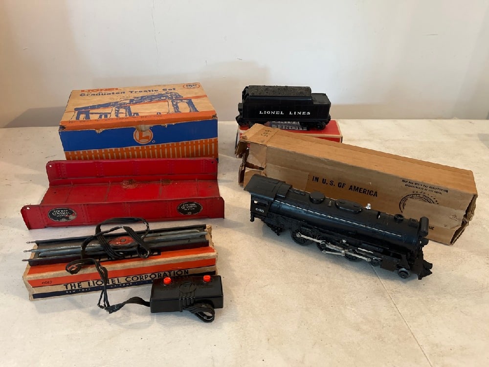Vtg Lionel 665 Locomotive, 6066T Tender, & Accessories (1 of 12)