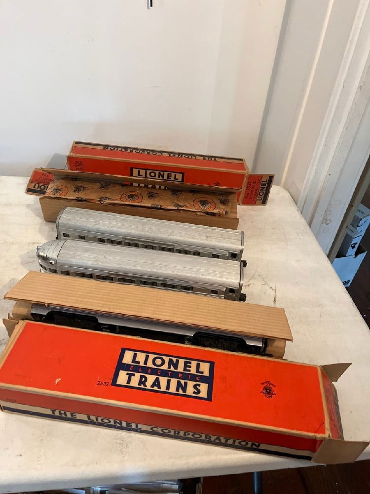 Vtg Lionel Silver 4 Pc Train Set (1 of 10)