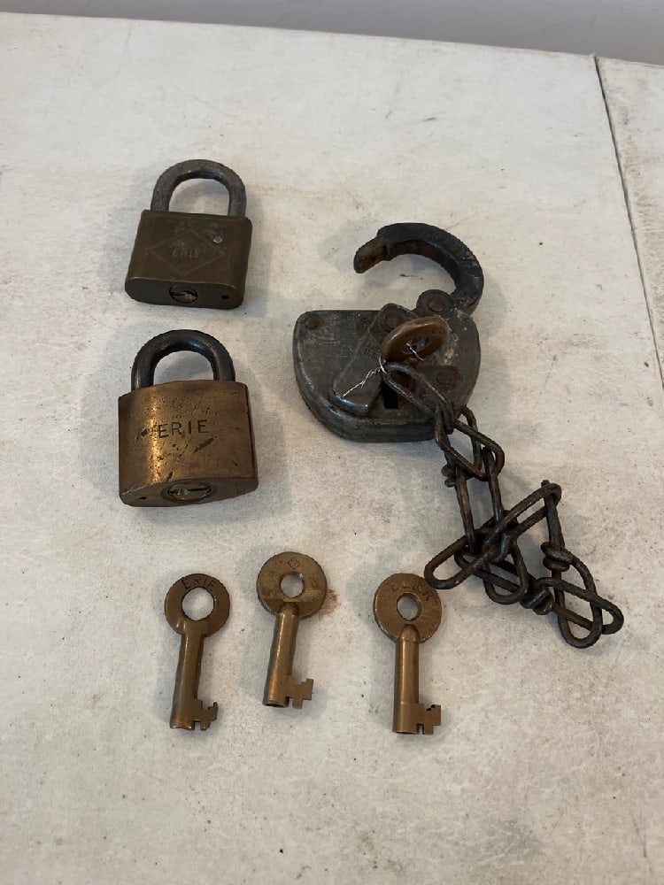 Vtg Erie RR Locks & Keys & Erie Lackawanna Key (1 of 13)