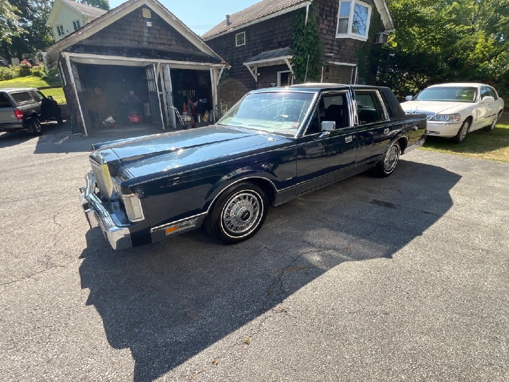 1987 Lincoln Town Car: 1987 Lincoln Town Car, 82,853 Miles, Runs & DrivesVin# 1LNBM82F2HY669621