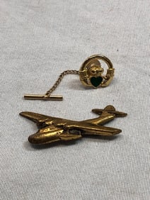 2 Vtg Pins