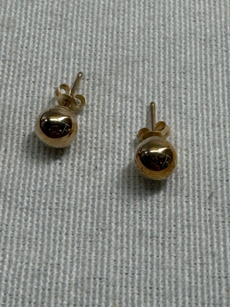 14kt Gold Solid Ball Stud Earrings: 14kt Gold Solid Ball Stud Earrings - 0.3 Grams