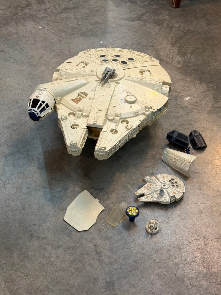Vtg. Kenner Star Wars Millennium Falcon (1 of 8)