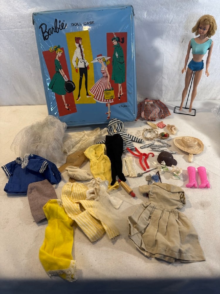 Vtg. Midge Blonde Barbie in Doll Case with Accessories: Vtg. Midge Blonde Barbie in Doll Case with Accessories