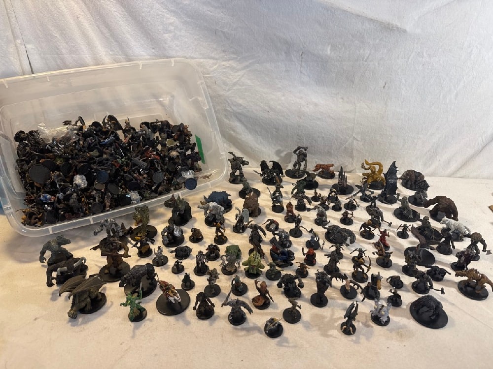 Extra Large Lot of Dungeons & Dragons Mini Figures (1 of 7)