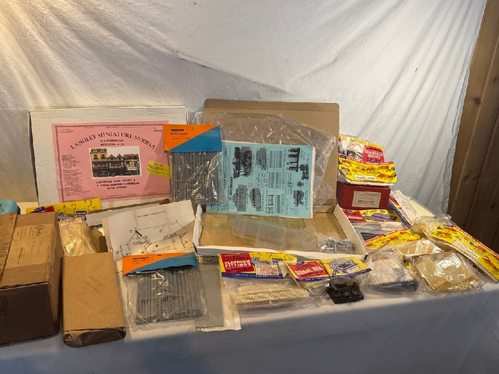 Vtg. Train model Kits: Vtg. Train model Kits