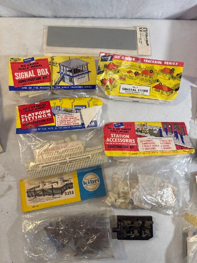 Vtg. Train model Kits - 4