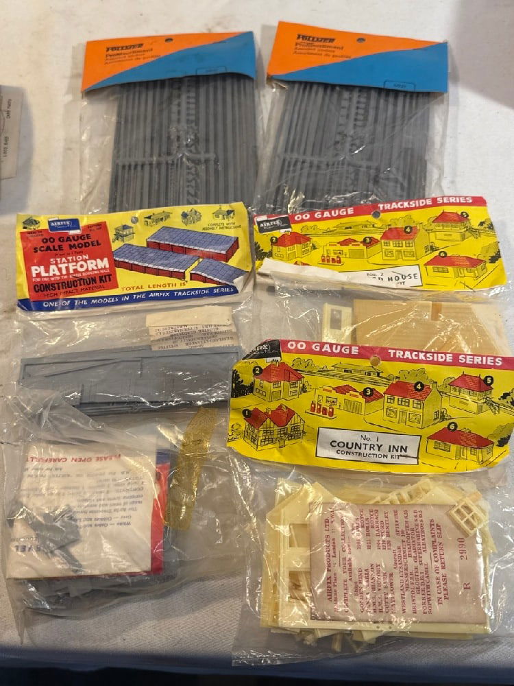 Vtg. Train model Kits - 5