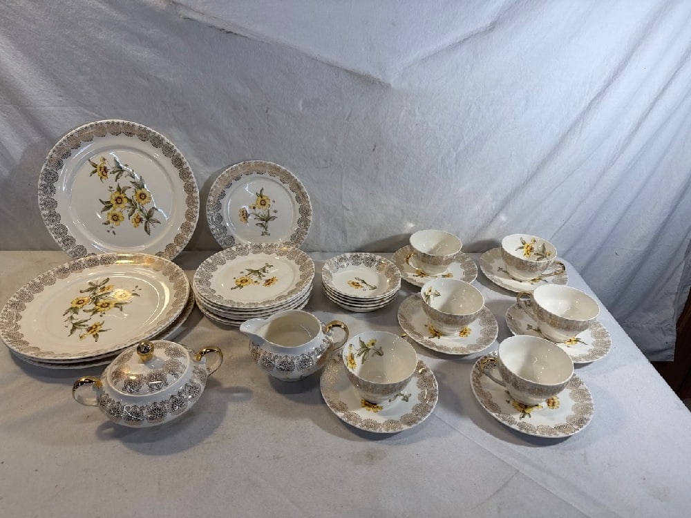 King Quality Fine Dinnerware Set (1 of 9)