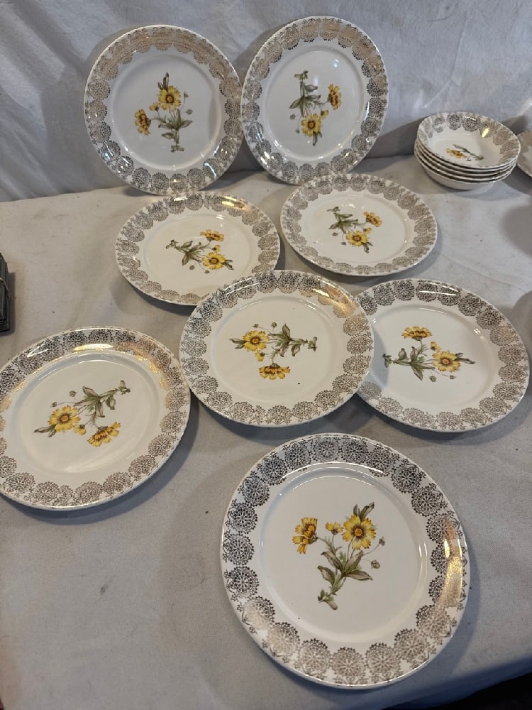 King Quality Fine Dinnerware Set - 4