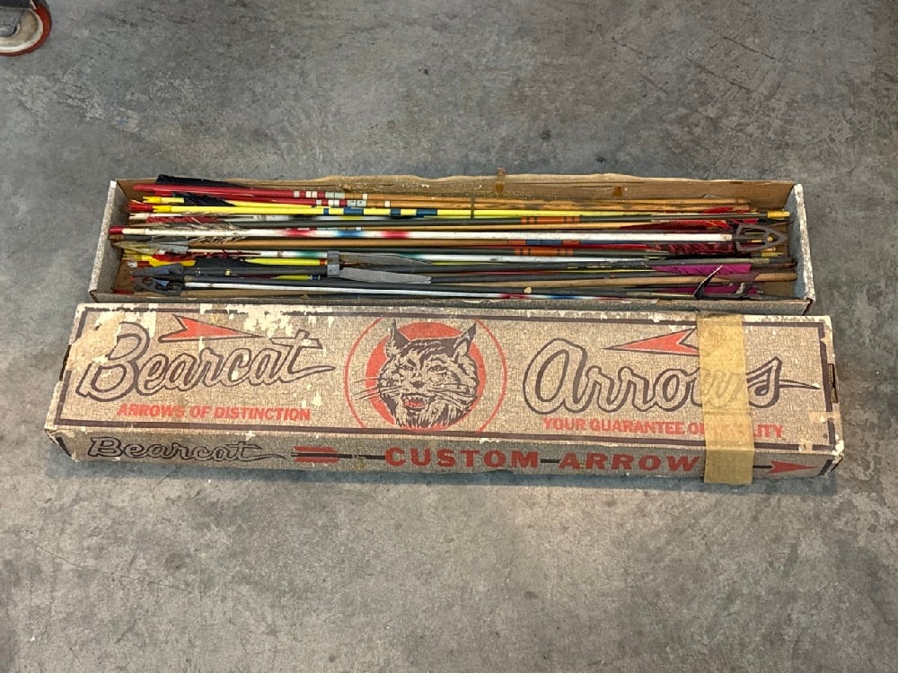 Vtg. Arrows in Bearcat Arrows Box: Vtg. Arrows in Bearcat Arrows Box