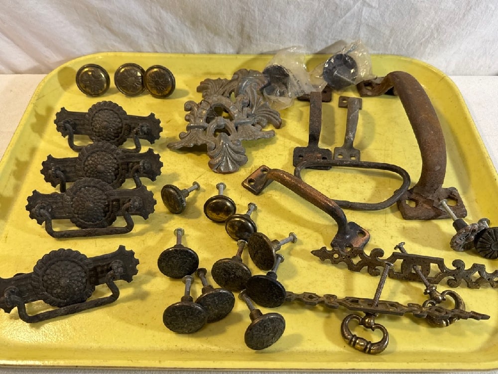Mixed Lot Vintage Drawer Pulls: Mixed Lot Vintage Drawer Pulls - Brass & Metal