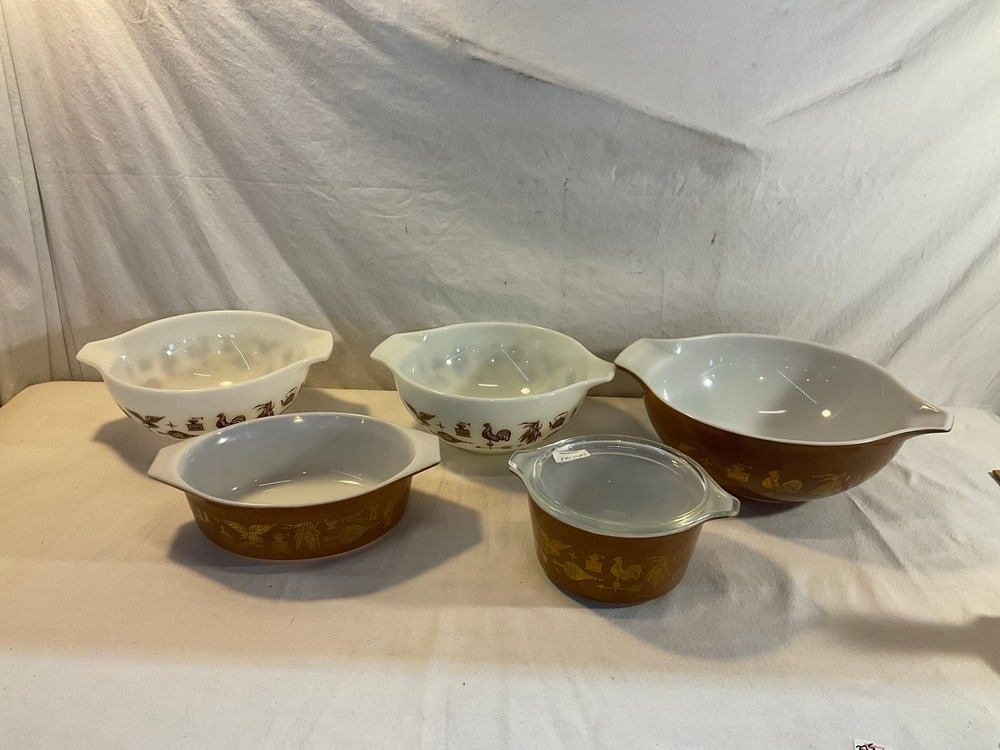 Vtg. Pryrex Early American set: Vtg. Pryrex Early American set- 2) 443 2 1/2 qt mixing bowls, 043 1 1/2 qt Casserole, 473 1 quart casserole with lid (Small Chip) and 444 4 qt. Mixing Bowl
