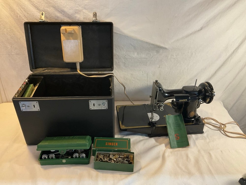 Vtg. Featherweight Singer Sewing Machine: Vtg. Featherweight Singer Sewing Machine ~ Model 221-1 with Case, and attachments ~ Works