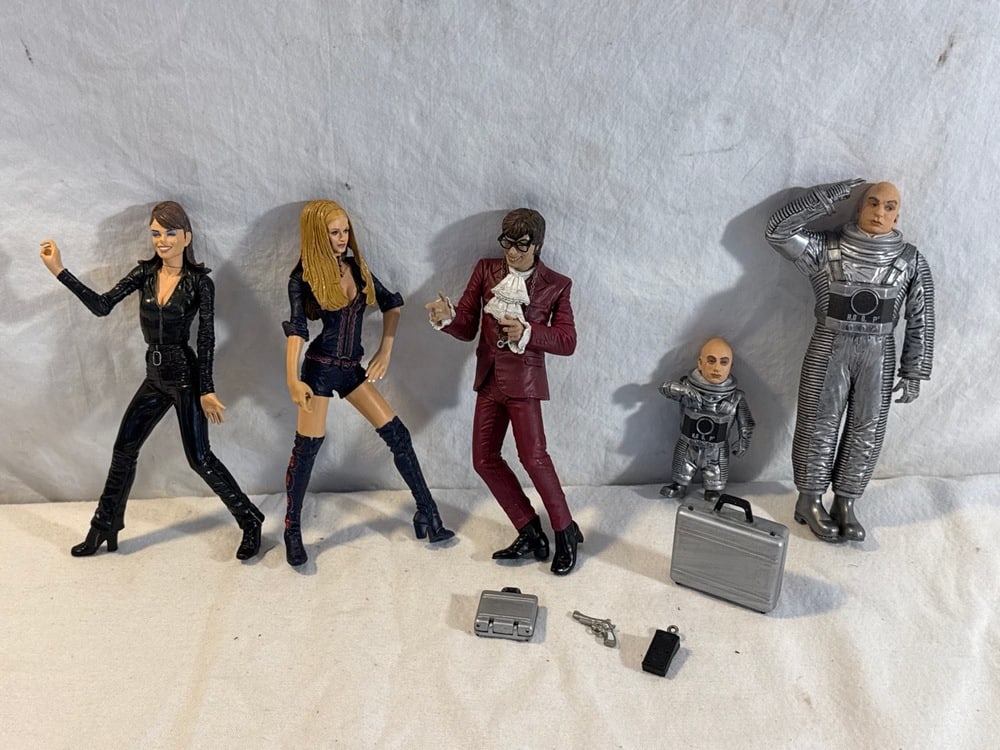 5 McFarlane Austin Powers Figures: 5 McFarlane Austin Powers Figures ;Some Accessories