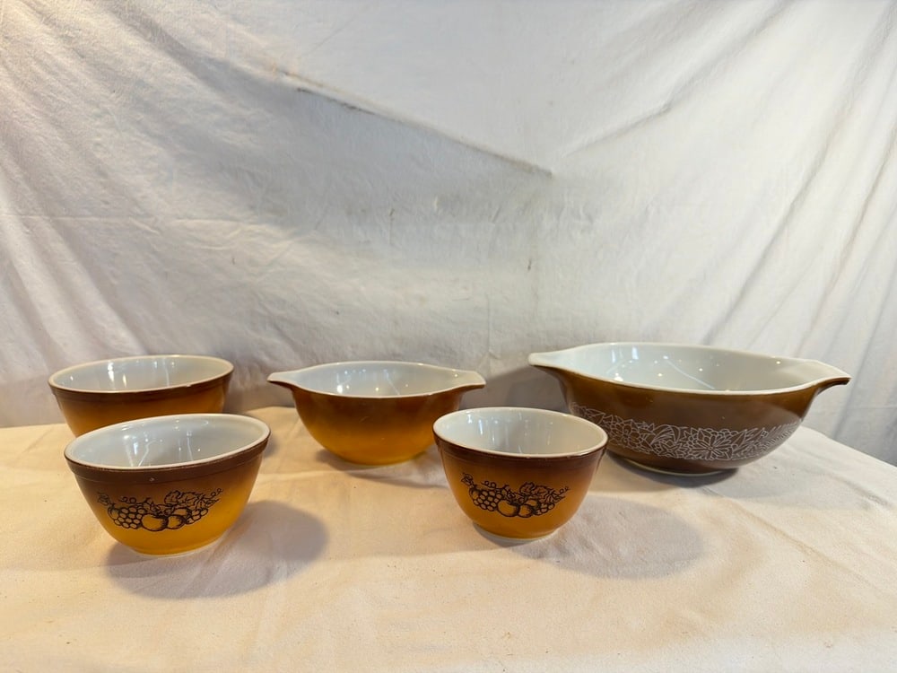 Vtg. Pyrex Mixing Bowls: Vtg. Pyrex Mixing Bowls including Old Orchard 2) 441 1 1/2 pt., 442 1 1-2 qt , 442 1 1/2qt Cinderella and Woodland 444 Cinderella bowl